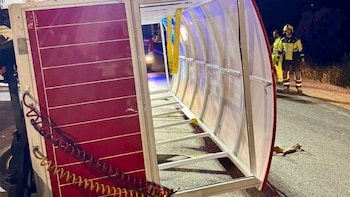 Nueve adultos y nueve menores resultan heridos tras volcar un tren turístico en Cártama (Málaga)