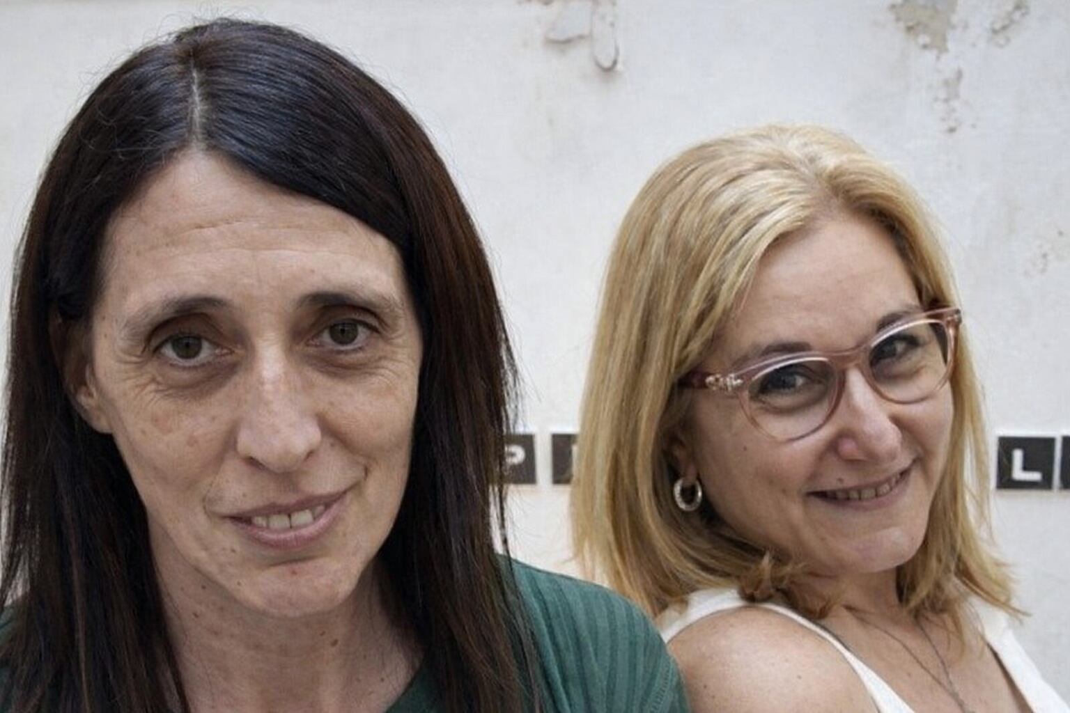 Docentes y estudiantes trabajando con inteligencia artificial en el aula