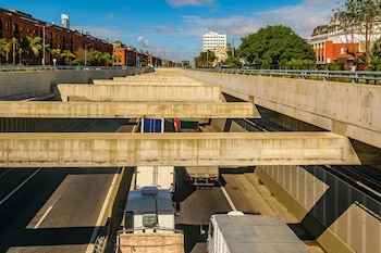 "Si hacemos la cuenta de ida y vuelta para un camión que circula todos los días, el ahorro de horas es enorme y resulta fundamental para la logística dentro de la Ciudad de Buenos Aires", destaca Juan Pablo sobre el Paseo del Bajo (Foto: Shutterstock)
