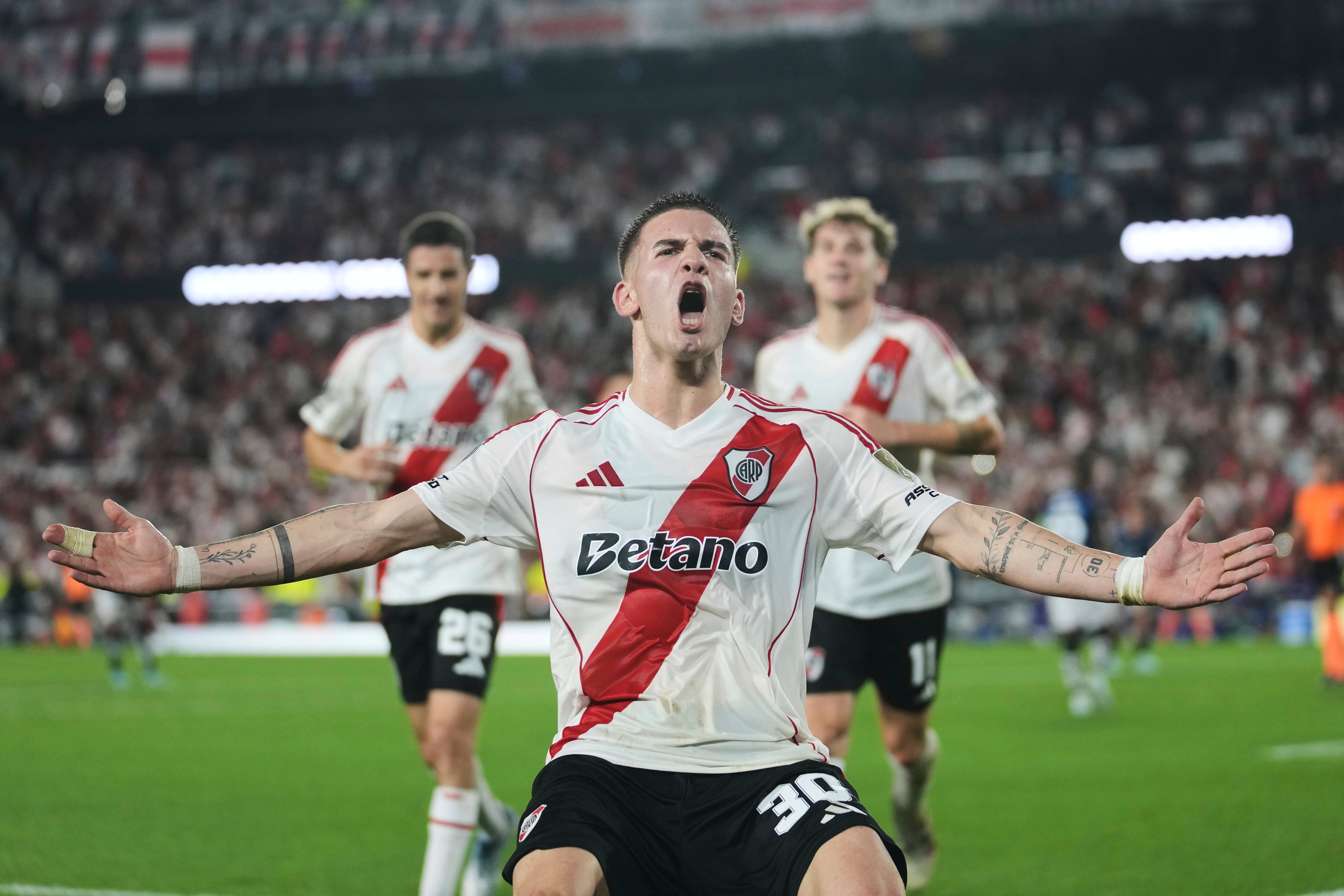 Durante su paso por River, Mastantuono jugó un total de 64 partidos oficiales, en los que convirtió diez goles y brindó siete asistencias (AP Foto/Gustavo Garello)
