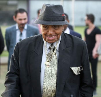 Joe Jackson fue descrito por sus hijos como un padre que identificó sus talentos musicales y les facilitó instrumentos para desarrollar sus habilidades artísticas (Amauri Nehn/The Grosby Group)