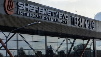 Drones ucranianos paralizaron los aeropuertos de Moscú durante casi nueve horas y dejaron cientos de vuelos cancelados