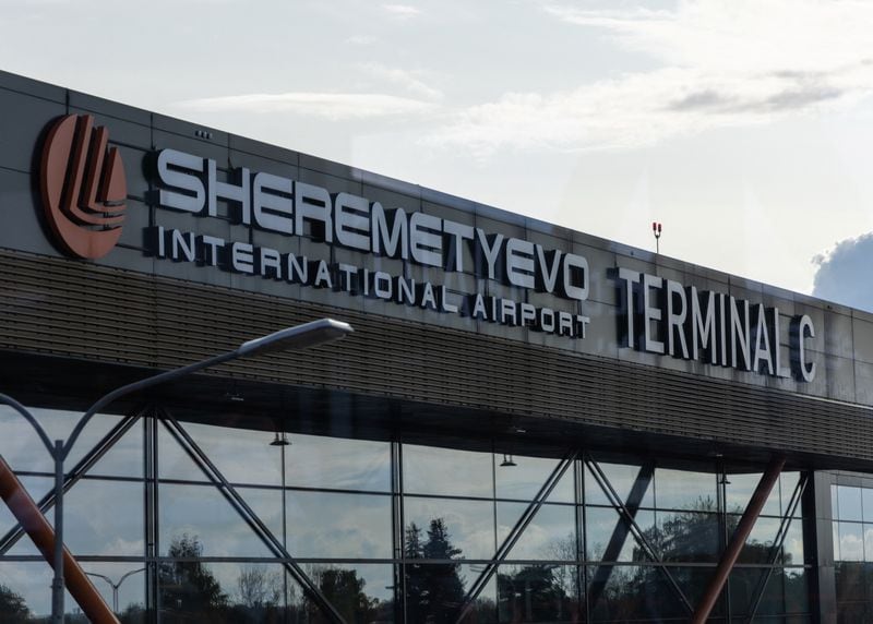 Una vista muestra un cartel con el nombre del aeropuerto internacional de Sheremétievo en la azotea de su Terminal C en las afueras de Moscú, Rusia (REUTERS/Maxim Shemetov/Archivo)
