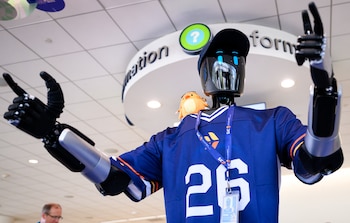 El Aeropuerto Internacional Mineta de San José lanza el robot humanoide IntBot, impulsado por IA