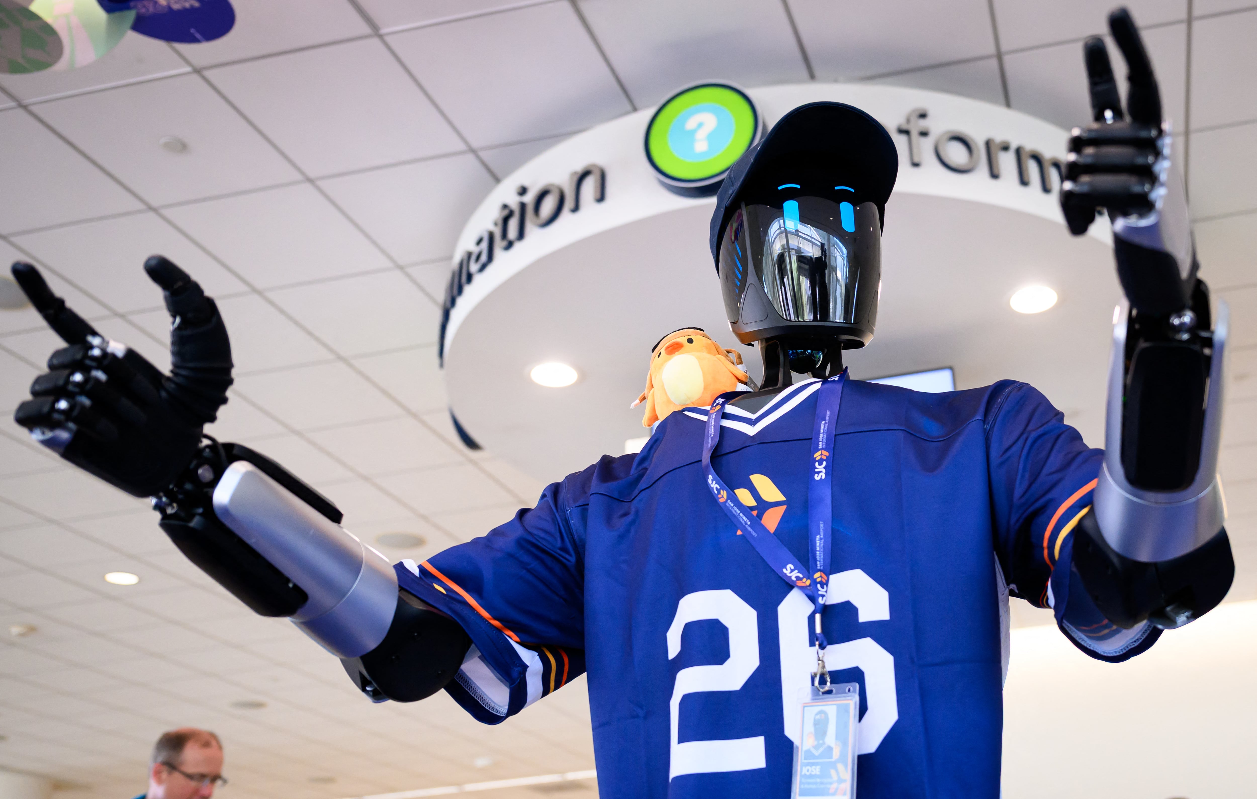 José, desarrollado por la startup IntBot, asiste a pasajeros en tiempo real desde la Terminal B y comunica en más de cincuenta idiomas gracias a su tecnología avanzada. (Photo by JOSH EDELSON / AFP)