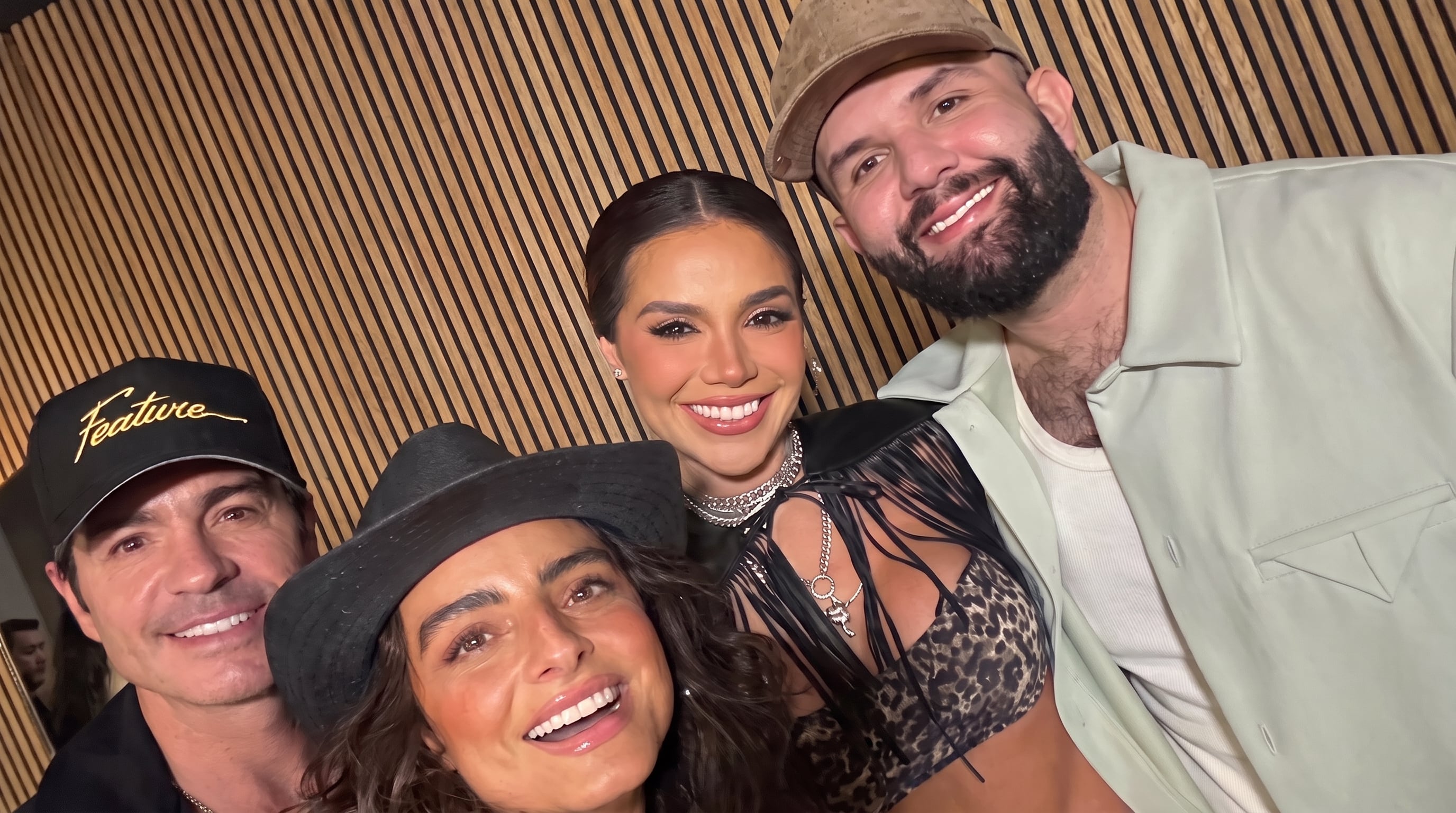 La selfie grupal capturada durante el concierto de Carín León se viralizó rápidamente en redes sociales este 13 de septiembre. (IG: aislinnderbez)