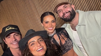 La selfie grupal capturada durante el concierto de Carín León se viralizó rápidamente en redes sociales.
