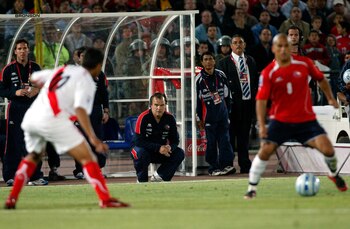 Bielsa en cuclillas y al