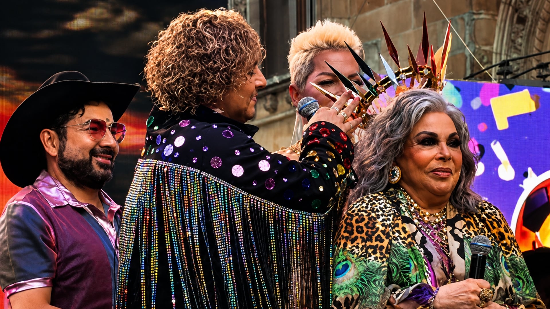 Verónica Castro recibe un tocado como Reina Estrella Aliada 2026 en la Marcha del Orgullo LGBTQ+ de la Ciudad de México. (Instagram: @frankfavela)