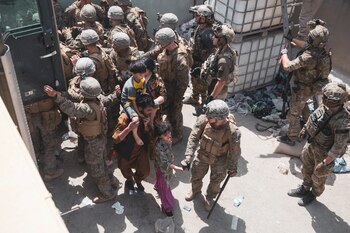 Marines estadounidenses y fuerzas noruegas ayudan a la seguridad en un puesto de control de evacuación para garantizar que los evacuados sean procesados de forma segura (U.S. Marine Corps/Staff Sgt. Victor Mancilla/Handout via REUTERS)
