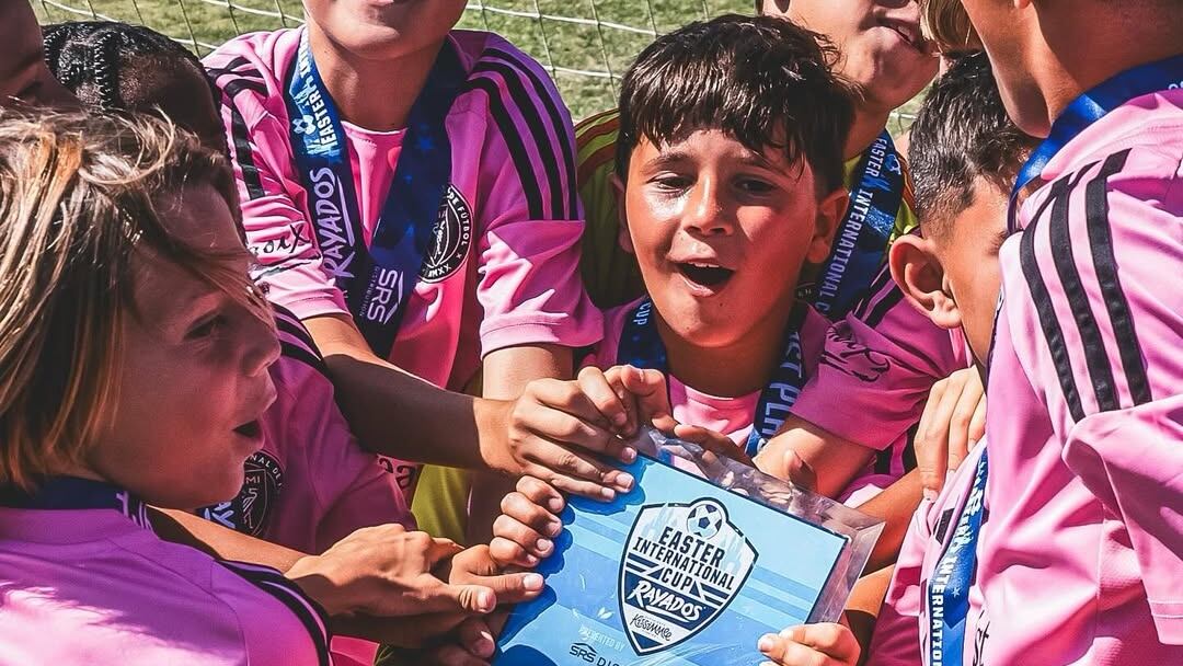 Mateo Messi en el medio de los festejos del equipo Sub 10 del Inter Miami (@intermiamicf_academy)