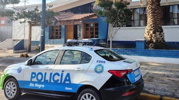 Intentó matar a una mujer, hirió a un policía y murió al caer por una escalera cuando intentaba huir