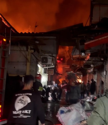 Las llamas estallan en el