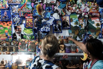 Una tienda exhibe mercancías con