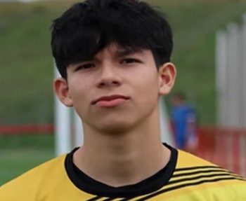 Dos jóvenes, una de 18