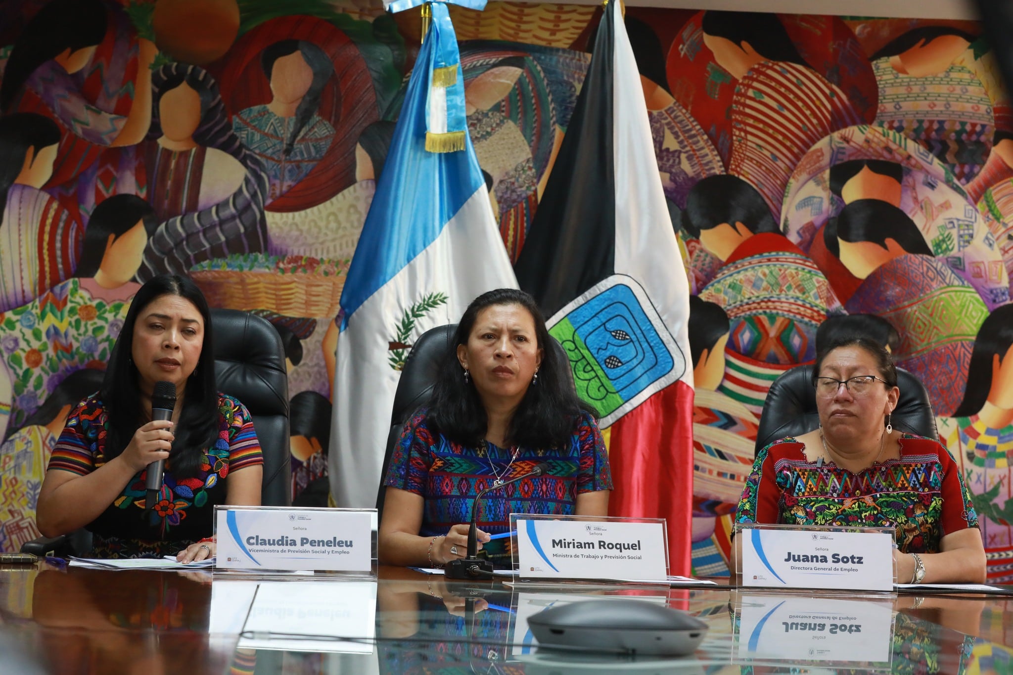 Ministra de trabajo, Miriam Roquel, Juana Sotz, directora general de Empleo y viceministra de Previsión Social y Empleo, Claudia Peneleu, en conferencia de prensa. (Diario de Centroamérica)