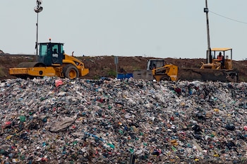 Fotografía de archivo del botadero de residuos alimenticios y basura en general en el sector del Inga, en las afueras de la capital ecuatoriana. EFE/José Jácome