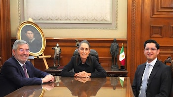 Sheinbaum confirma salida de Juan Ramón de la Fuente de la SRE, anuncia a Roberto Velasco como su relevo