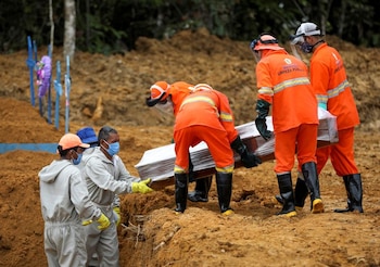 FOTO DE ARCHIVO: Sepultureros llevan