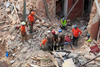 La posible aparición de un sobreviviente un mes después de la explosión desató una inusitada expectativa (REUTERS/Aziz Taher)