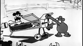 Caricatura en blanco y negro de un ratón animado pequeño sentado en una máquina con ruedas. Un personaje grande gira una manivela que estira a otro atado
