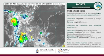 Mapa satelital de México con nubes, tabla de pronóstico de lluvias fuertes y chubascos con descargas eléctricas. Logotipos de CONAGUA y SMN