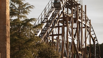 Una empleada de un parque de atracciones se queda atrapada en una atracción y muere aplastada después de 5 horas