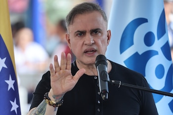 Saab, conocido por su papel en la criminalización de la disidencia política, aseguró que Haro y González Urrutia “reconocieron las competencias constitucionales y legales” del MP, declaración que la defensa del líder opositor aún no ha confirmado (EFE/ Miguel Gutiérrez)