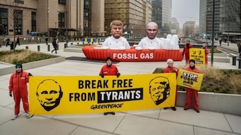 Activistas despliegan muñecos hinchables de