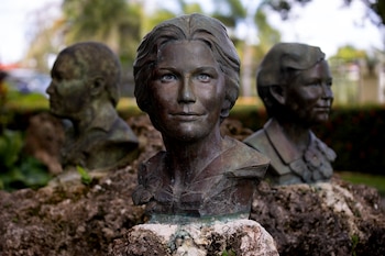 (REPÚBLICA DOMINICANA), 12/03/2026.- Fotografía que muestra las esculturas de la abogada y activista Minerva Mirabal y sus hermanas en la Casa Museo Hermanas Mirabal en Salcedo. "Si me mata, yo sacaré mis brazos de la tumba y seré más fuerte", repetía la joven abogada, activista y política dominicana Minerva Mirabal, que desafió al sanguinario dictador Rafael Trujillo (1930-1961) y de cuyo nacimiento se conmemora este jueves un siglo, convertida, junto a sus hermanas Patria y María Teresa, en un símbolo de la lucha de las mujeres en el mundo. EFE/ Orlando Barría