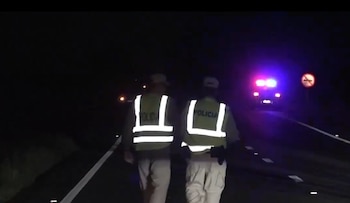 Policía Caminera trabaja en la zona de un siniestro de tránsito fatal en Florida, Uruguay (Captura Telemundo/Canal 12)
