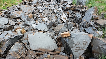 Una montaña aislada, piedras con rituales de hace 4.000 años y cerca de 90 mil grabados: así es Saimaluu Tash