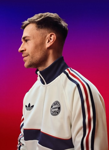 Joshua Kimmich luciendo otra de las nuevas prendas del Bayern Múnich, esta es la chaqueta de presentación del club para la próxima temporada - crédito Bayern Múnich