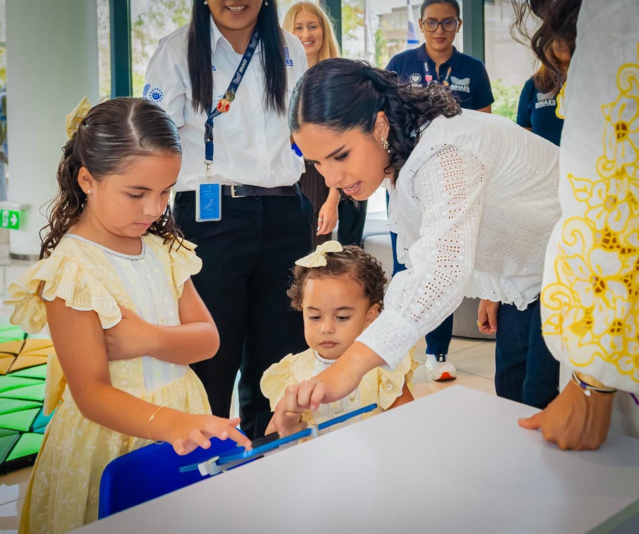 Las hijas del presidente Nayib Bukele y la primera dama, Gabriela de Bukele, acompañaron la visita oficial a la biblioteca y participaron en las actividades de integración con los visitantes. (Cortesía: Secretaría de Prensa)