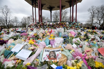 El sitio conmemorativo se lleno de flores y mensajes en memoria de Sarah en el centro de la plaza Clapham Common, al sur de Londres (REUTERS/Toby Melville)