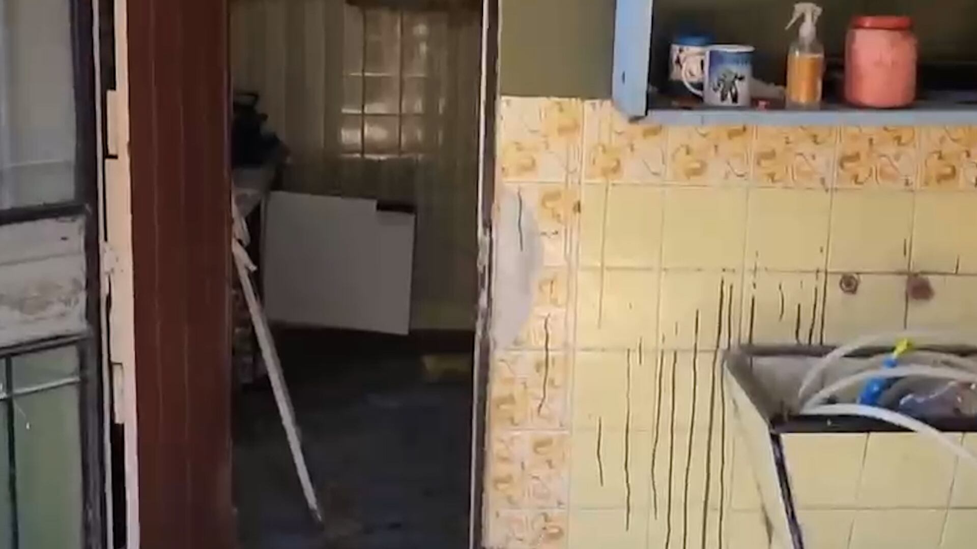 El interior de la casa donde hallaron los cuerpos