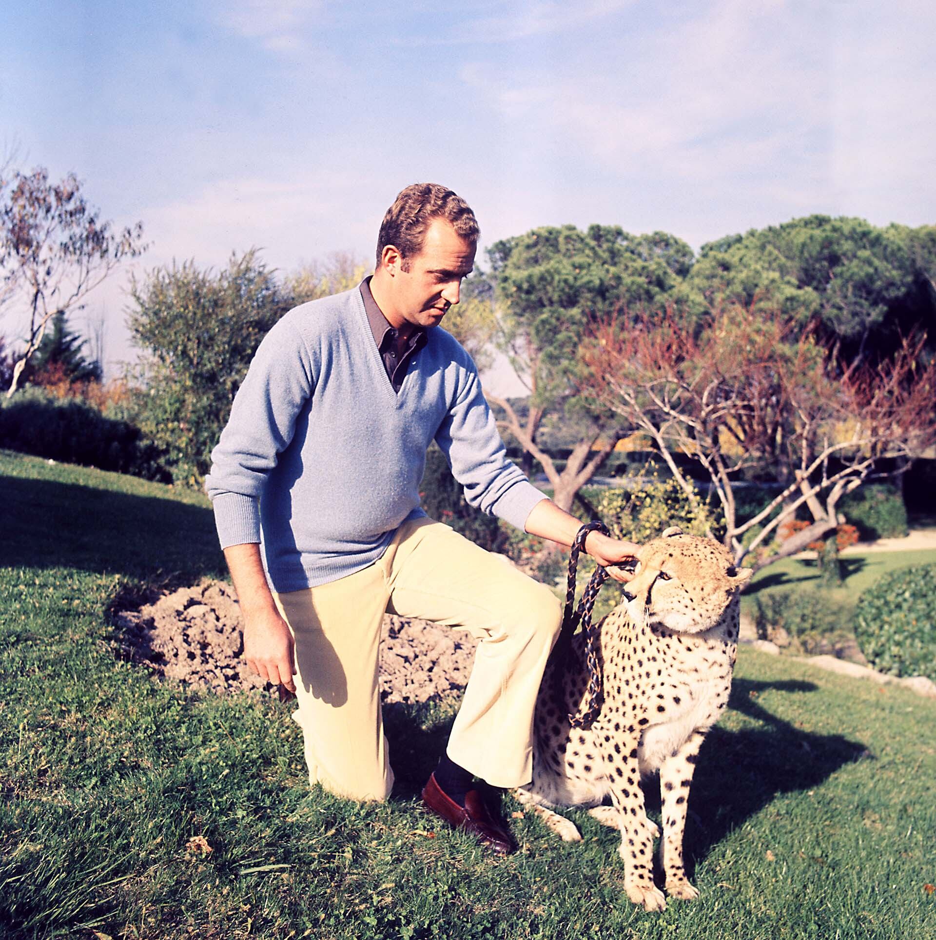 El rey Juan Carlos, con un guepardo en el Palacio de Zarzuela. (Reginald Davis/Shutterstock)