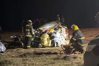 Uno de los camiones se cruzó de carril e impactó de frente contra el Volkswagen Gol en que viajaban los tres ocupantes, el automóvil quedó completamente destruido por la violencia del golpe