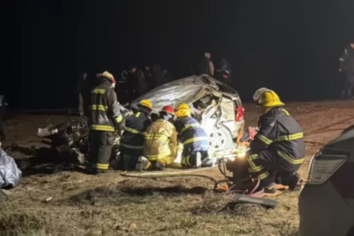 Uno de los camiones se cruzó de carril e impactó de frente contra el Volkswagen Gol en que viajaban los tres ocupantes, el automóvil quedó completamente destruido por la violencia del golpe