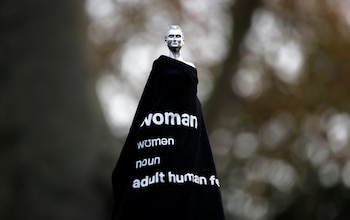 La estatua de Mary Wollstonecraft, 'Madre del feminismo', obra de la artista Maggi Hambling, aparece cubierta con una camiseta en Newington Green, Londres (Reino Unido), el 11 de noviembre de 2020. (REUTERS/Paul Childs)