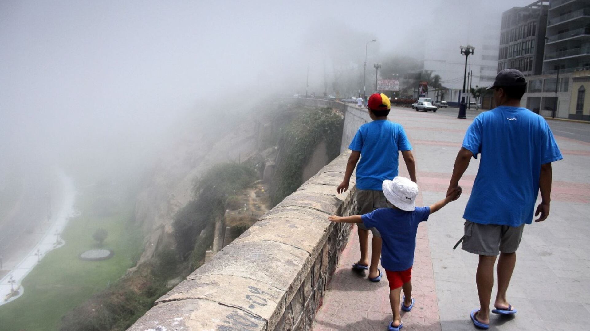 El descenso de temperaturas en la costa obliga a los peruanos a adaptarse a los nuevos climas, incluso en regiones tradicionalmente cálidas. (Andina)