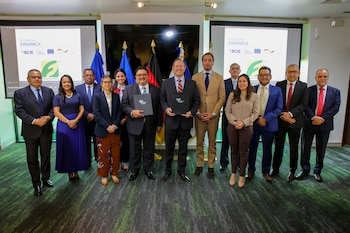 Representantes del BCIE, el Gobierno