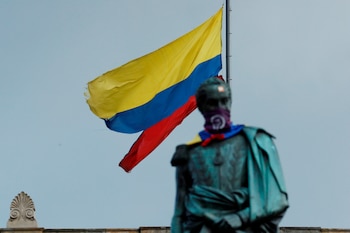 Una bandera de Colombia rasgada