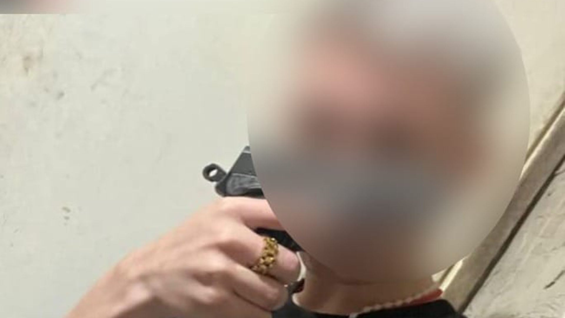 El menor se fotografiaba con armas y luego publicaba las imágenes en las redes sociales