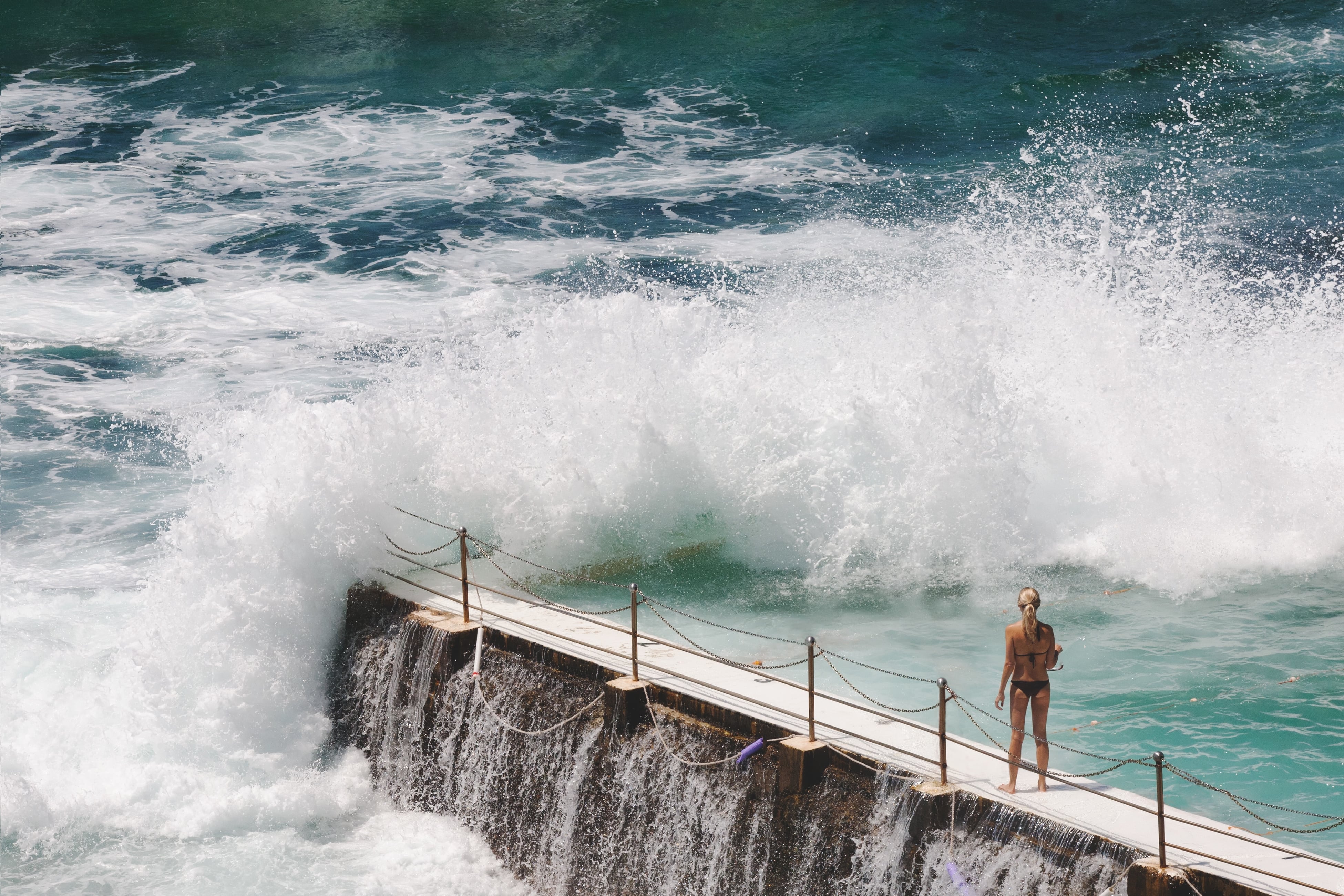 Una mujer frente a la playa Bondi en Sydney, Australia (Magnific)