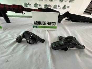 Encontraron armas de fuego con miras telescópicas en la maleta de un sujeto en Bogotá - crédito cortesía