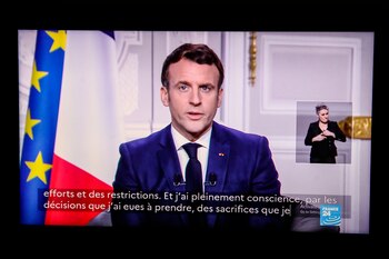 El presidente francés Emmanuel Macron felicita la llegada del Año Nuevo 2021 a los franceses en Paris, Francía