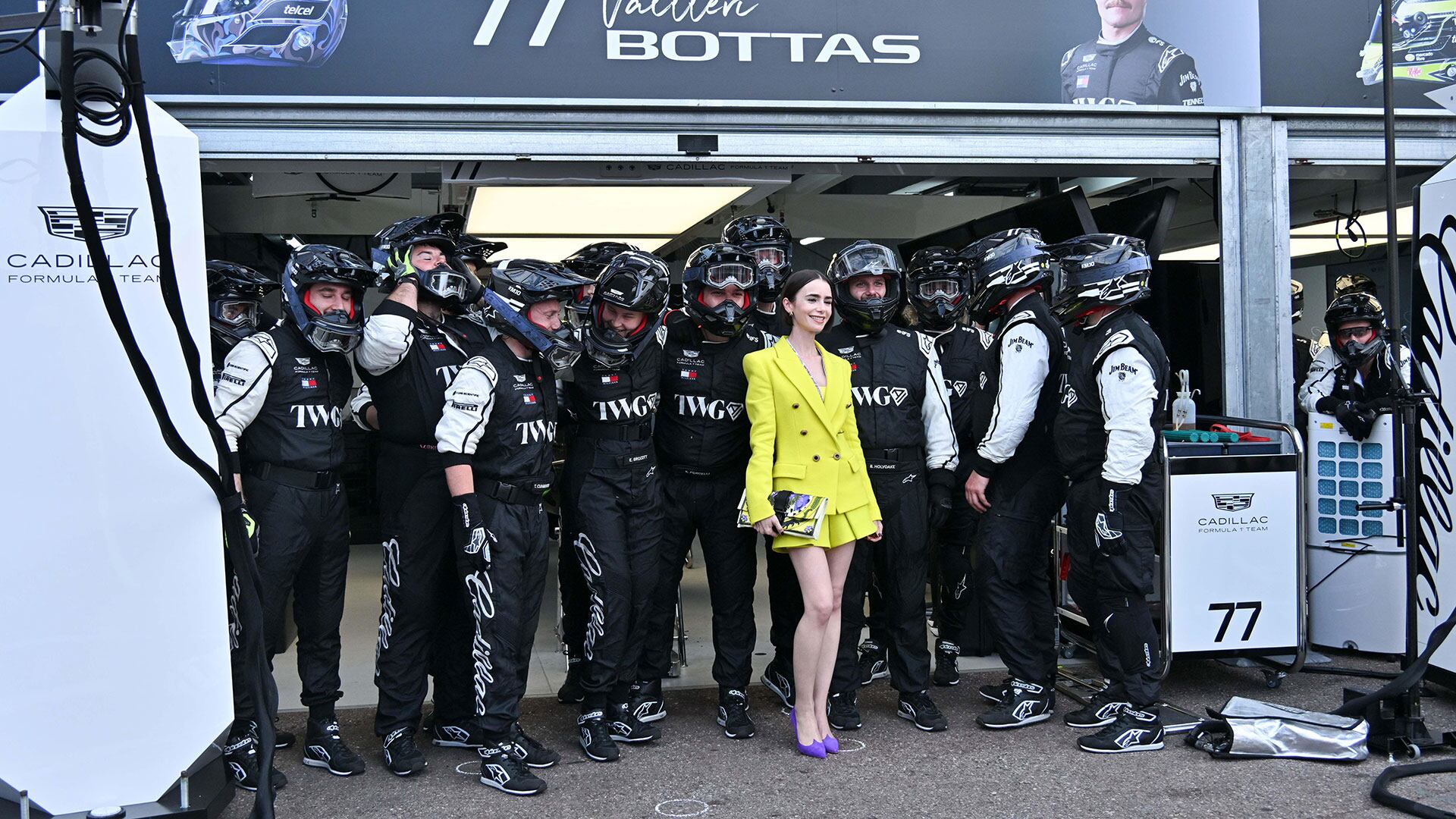 El llamativo traje amarillo neón de Lily Collins no pasó desapercibido entre los equipos y pilotos presentes en Mónaco (Credit: Independent Photo Agency/Alamy Live News)