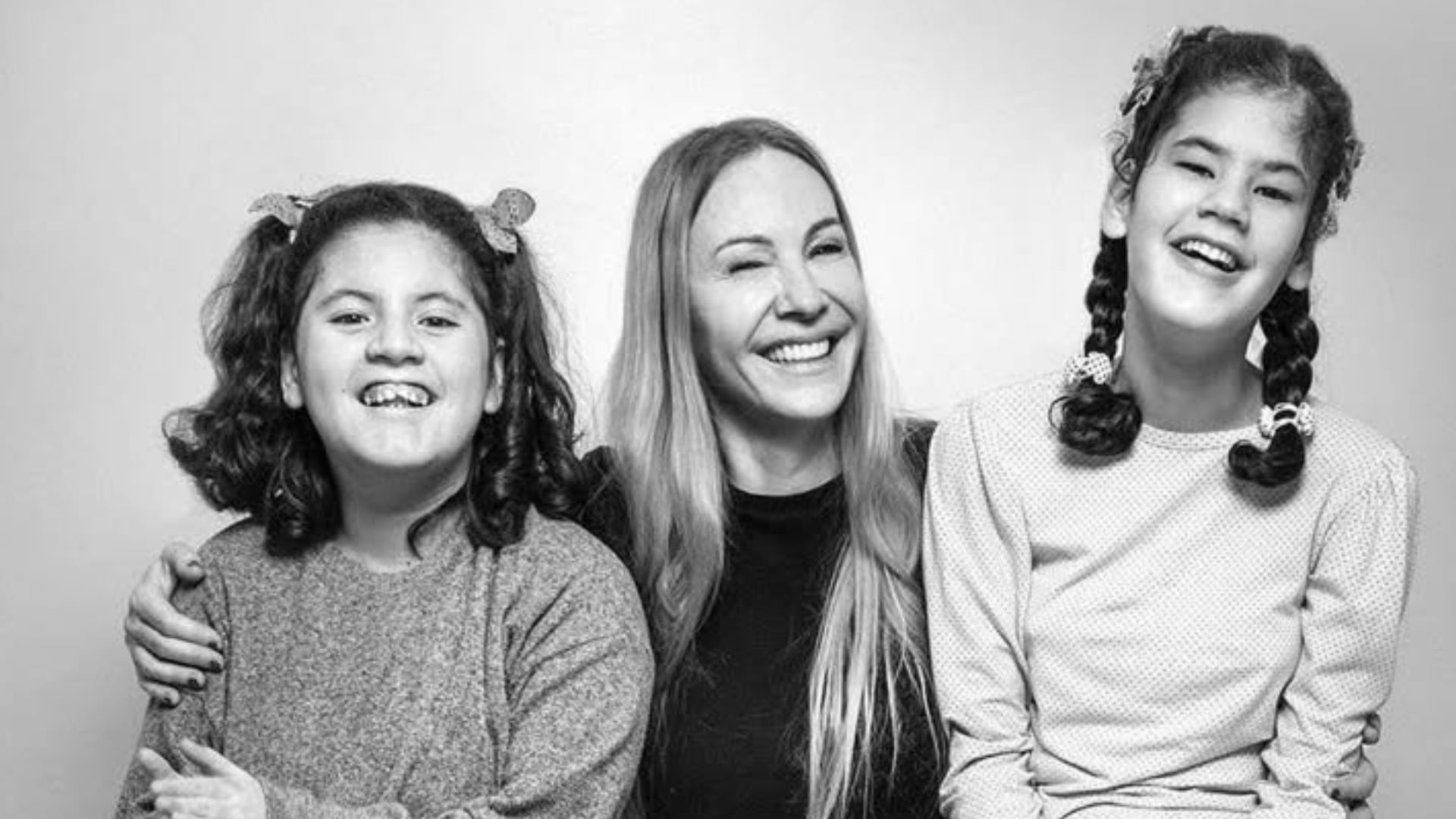 Inés Estévez junto a sus hijas Cielo y Vida