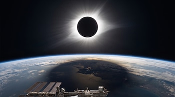 Eclipse solar total, la Tierra con una sombra circular de la Luna, y una estación espacial con paneles solares en la parte inferior.